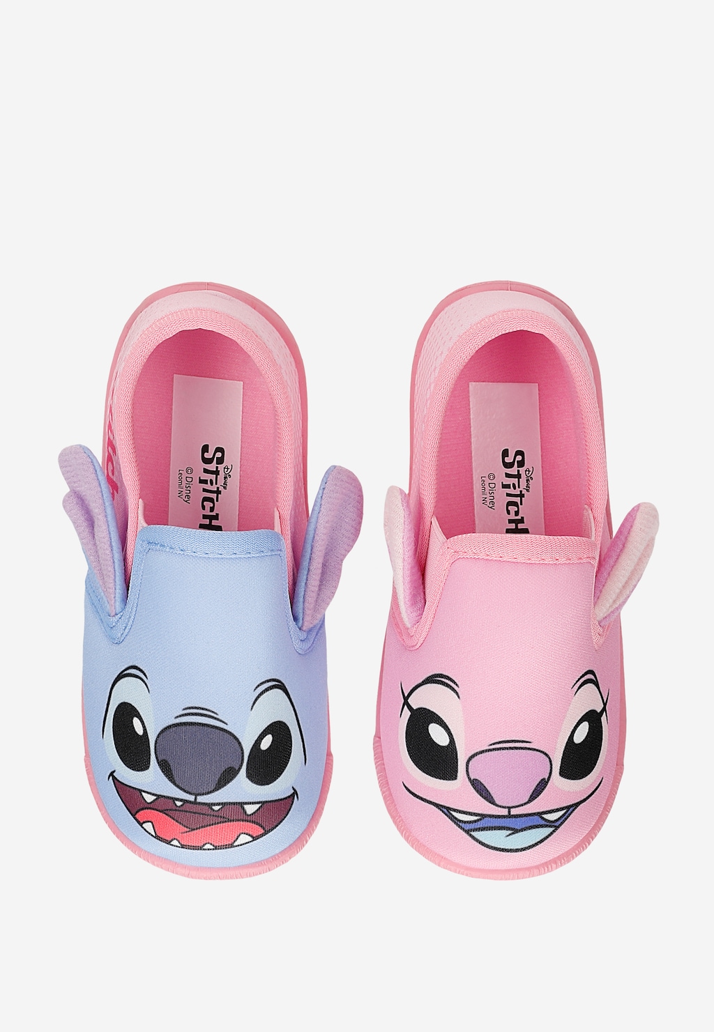 Kapcie dziecięce Bartek 87852-11 z Disney – niebieskie ze Stitchem i różowe z Angel, z uszami 3D, widok z góry.
