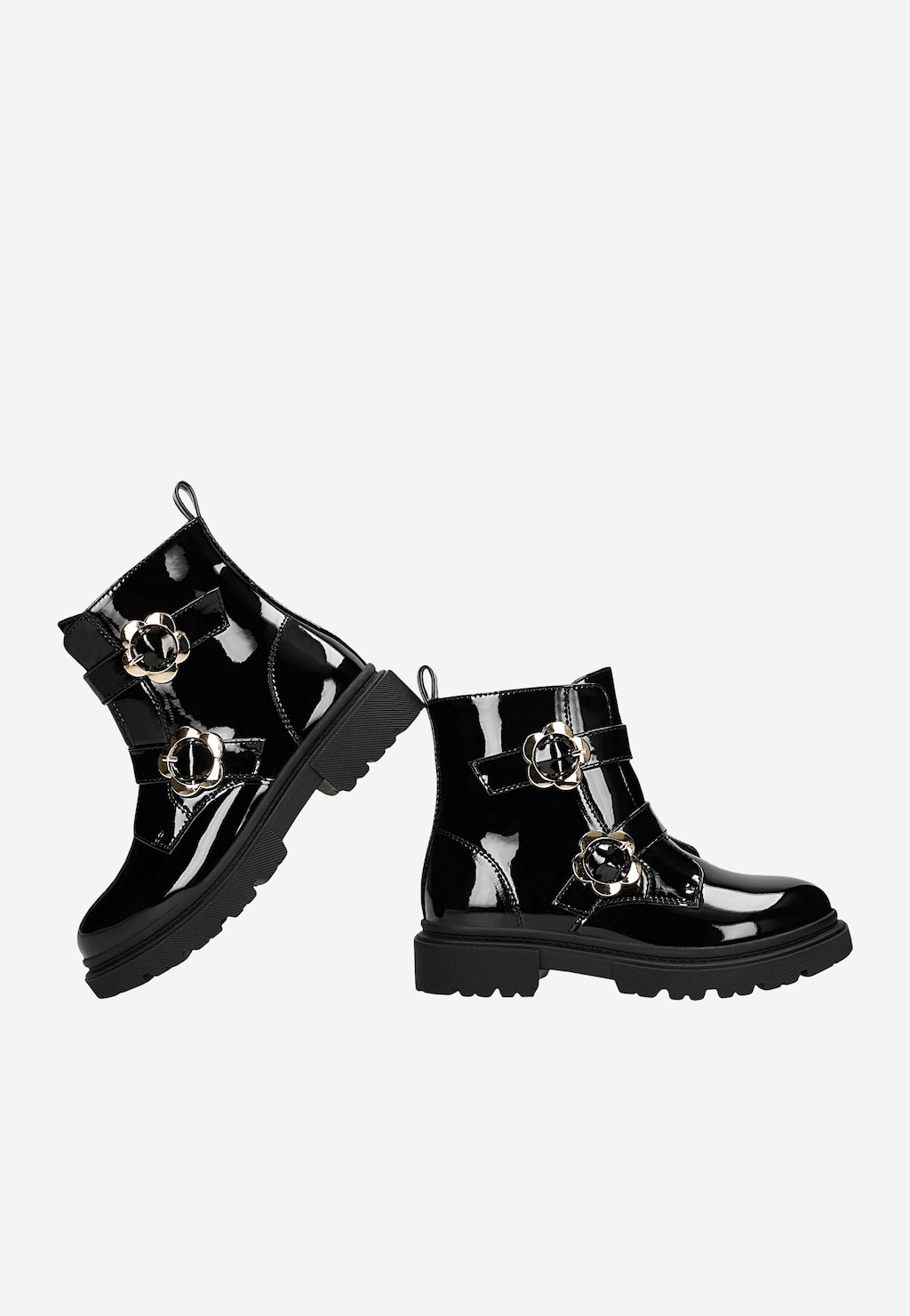 Lakierowane trzewiki dziecięce Bartek 88025-11 w kolorze czarnym z ozdobnymi złotymi klamrami w kształcie kwiatków, widok z boku i przodu.