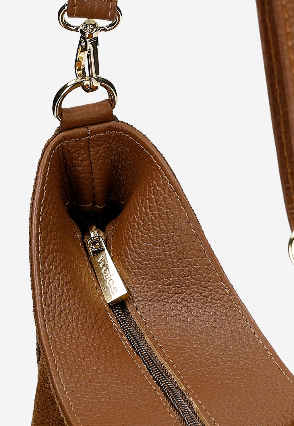 Wnętrze brązowej torebki damskiej boho Wojas 80506-73 z kieszonką na zamek i złotymi metalowymi zapięciami paska.