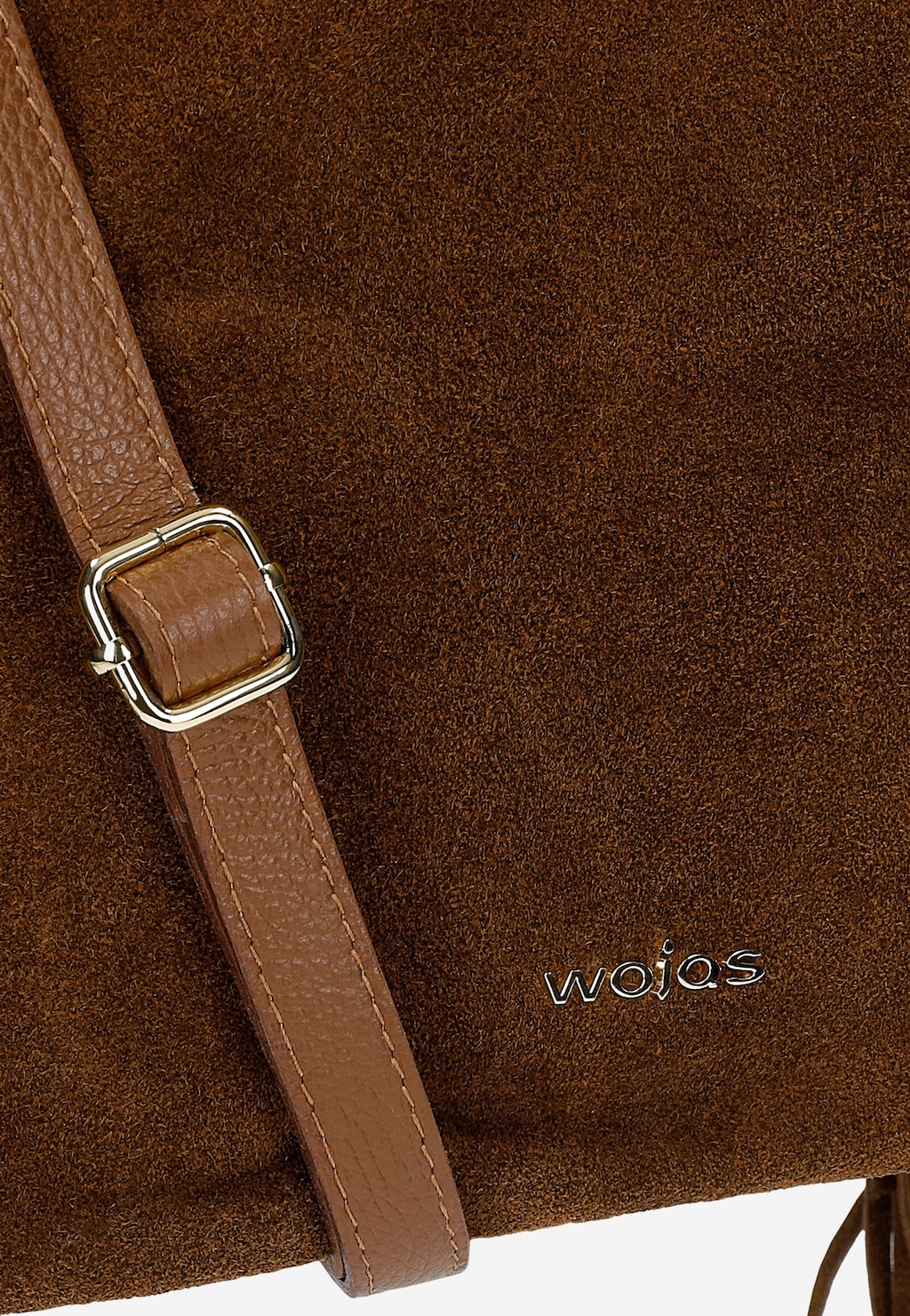 Wojas brązowa torebka damska boho z frędzlami 80506-73 – zbliżenie na zamszową korpus, skórzany pasek z złotą klamrą i logo marki.