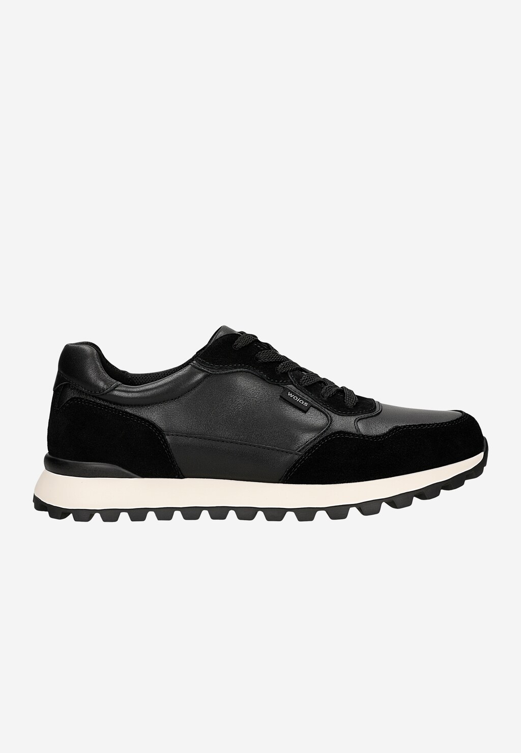 Czarne sneakersy męskie Wojas 10323-71 z łączonych skór – gładka skóra i zamsz, białe wkładki, czarna podeszwa z bieżnikiem, widok z boku.