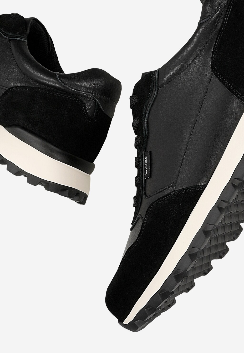 Czarne sneakersy męskie Wojas 10323-71 z łączonych skór – gładka skóra i zamsz, biała podeszwa z bieżnikiem, widok z boku i tyłu.