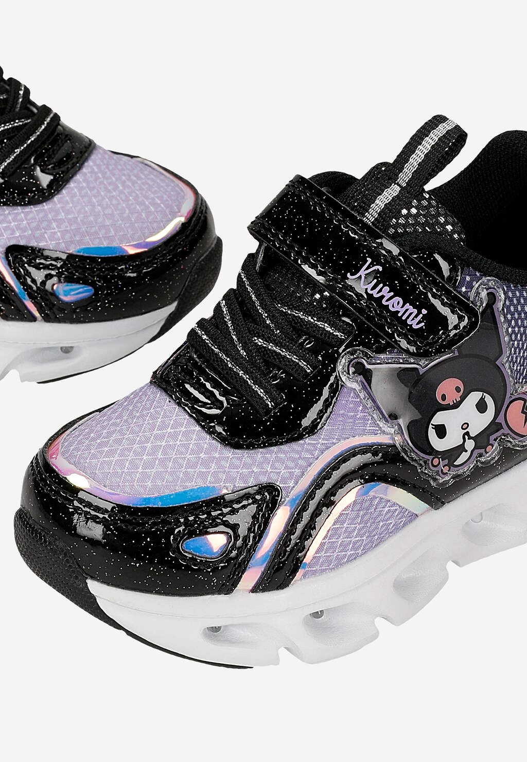 Sneakersy dziewczęce Bartek Kuromi 87064-16 w kolorze czarno-fioletowym z holograficznymi wstawkami, światełkami LED i aplikacją Kuromi na boku.