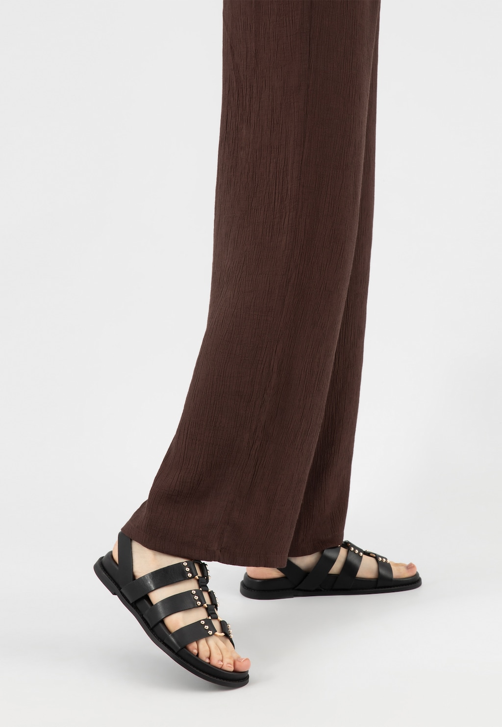 Schwarze Leder-Römersandalen mit goldenen Nieten 76241-51 Widok 7