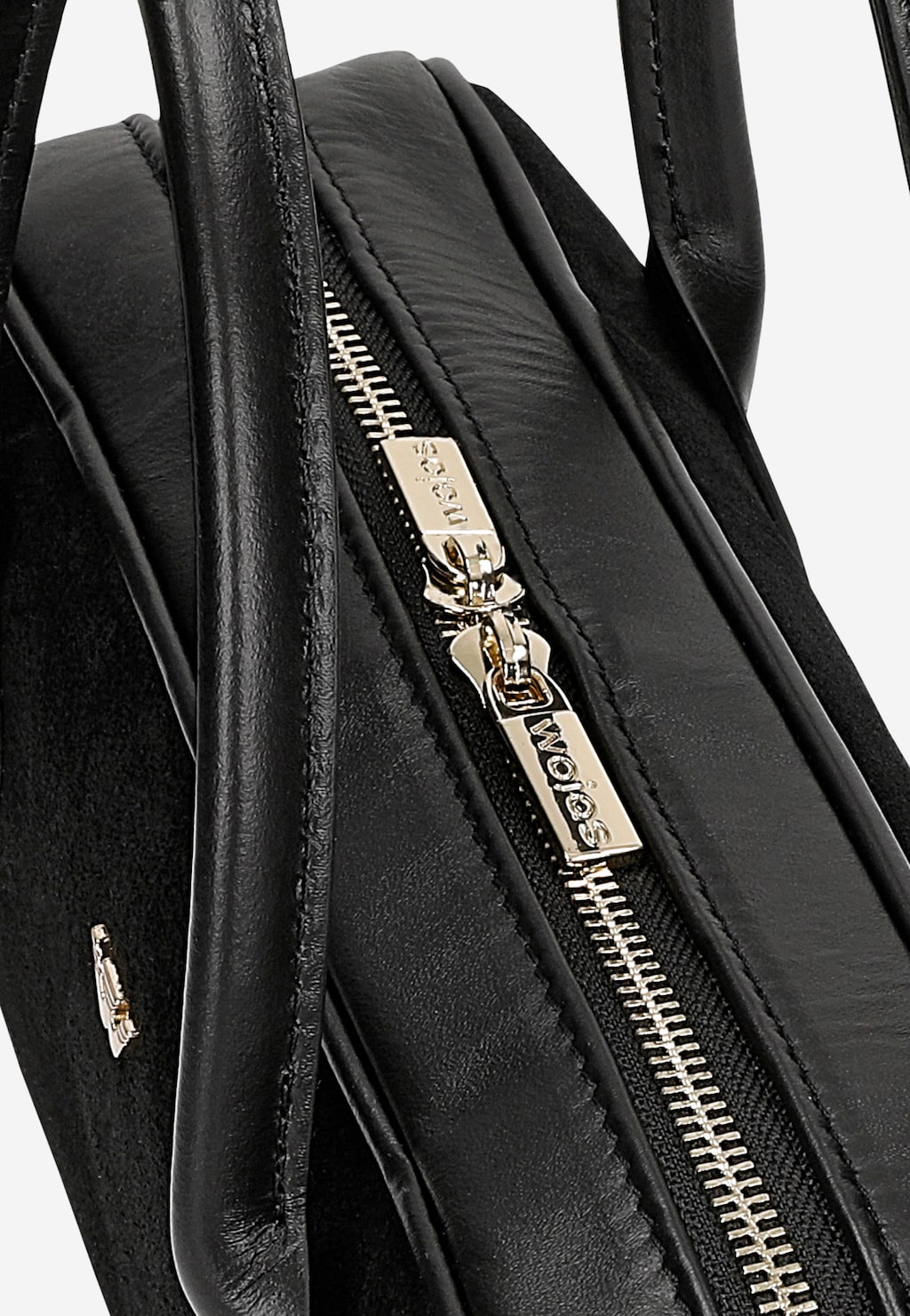 Zbliżenie na zamek błyskawiczny czarnej torebki damskiej Wojas bowling bag 80521-71 z metalowym logo marki i skórzanymi uchwytami.