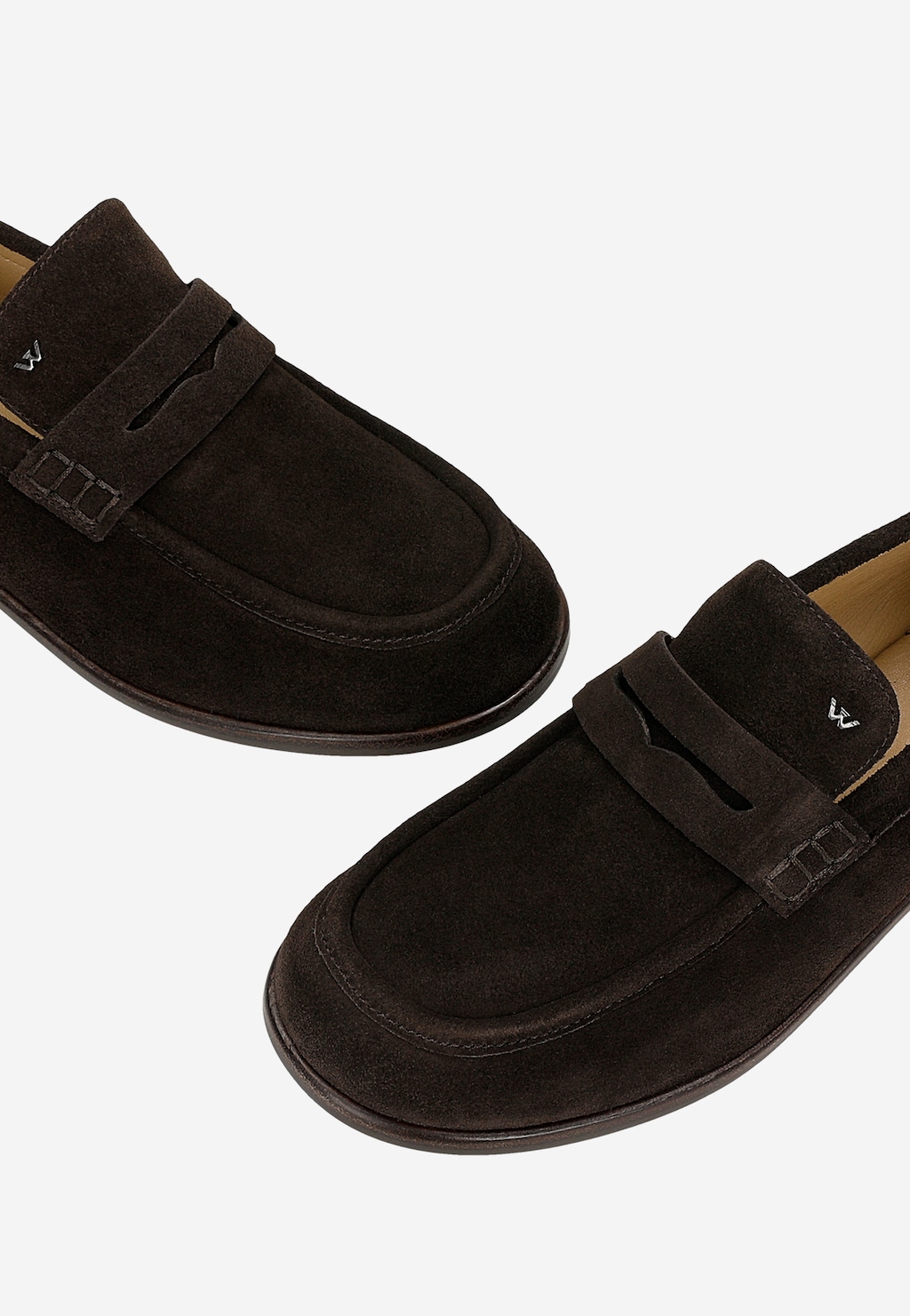 Wojas czekoladowe mokasyny damskie z weluru model 46413-62, widok z góry na czubki butów z charakterystycznym paskiem penny loafer.