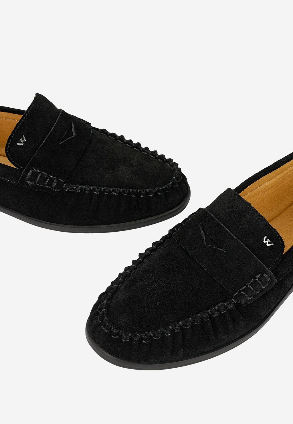 Wojas czarne mokasyny damskie z weluru model 46379-61, zbliżenie na czubek buta z charakterystycznym szwem i paskiem penny loafer