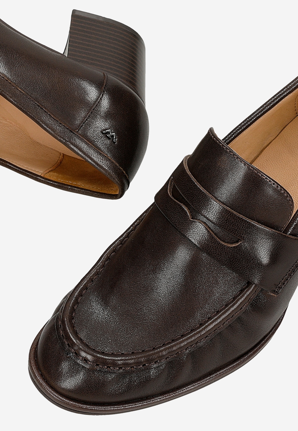 Wojas czekoladowe mokasyny damskie na obcasie 46418-52, skórzane, z charakterystyczną klapką penny loafer, widok z góry na czubek buta.