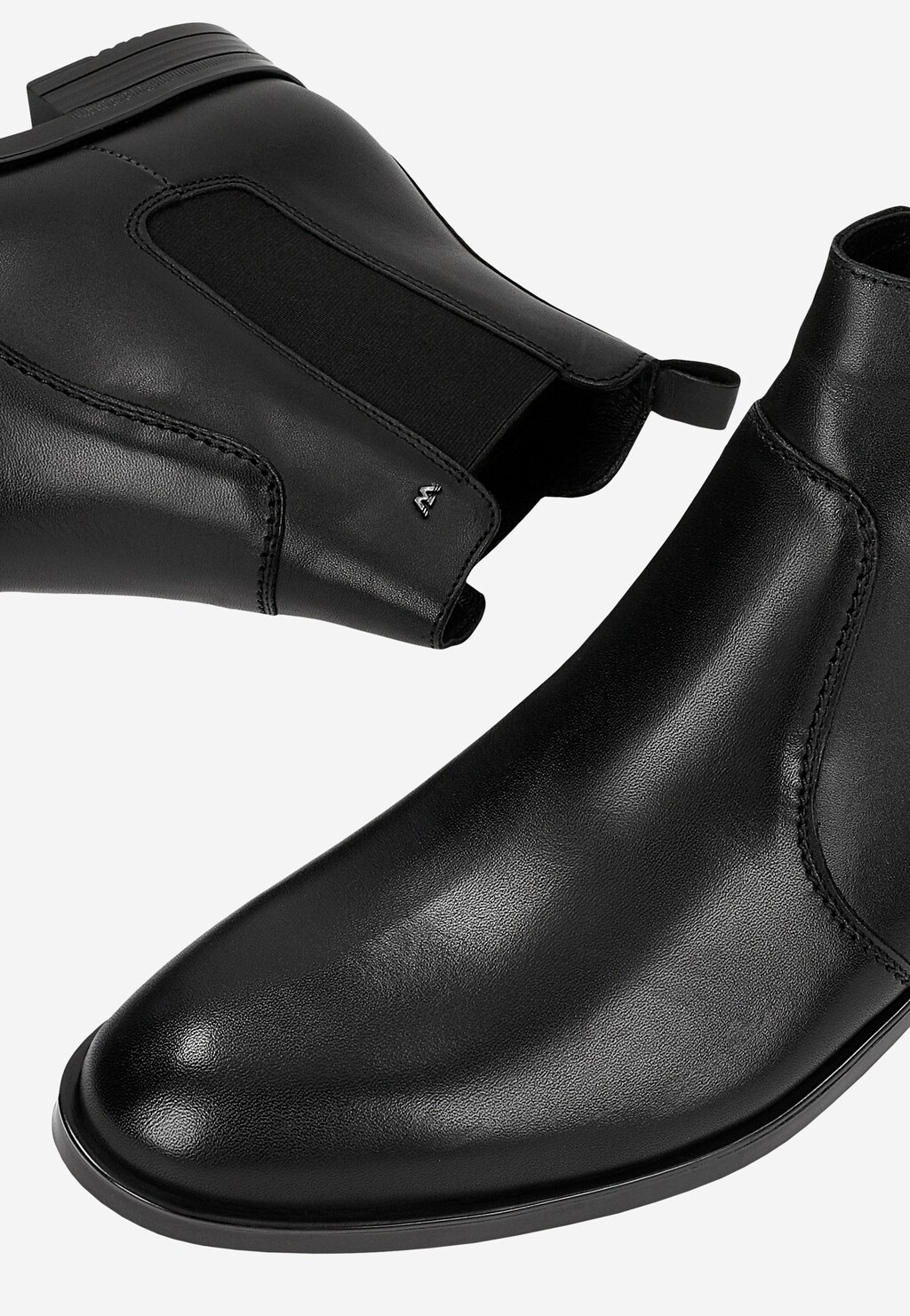 Wojas czarne męskie sztyblety 20055-51 z elastyczną cholewką i logo marki, skórzane chelsea boots widoczne z boku i z góry.