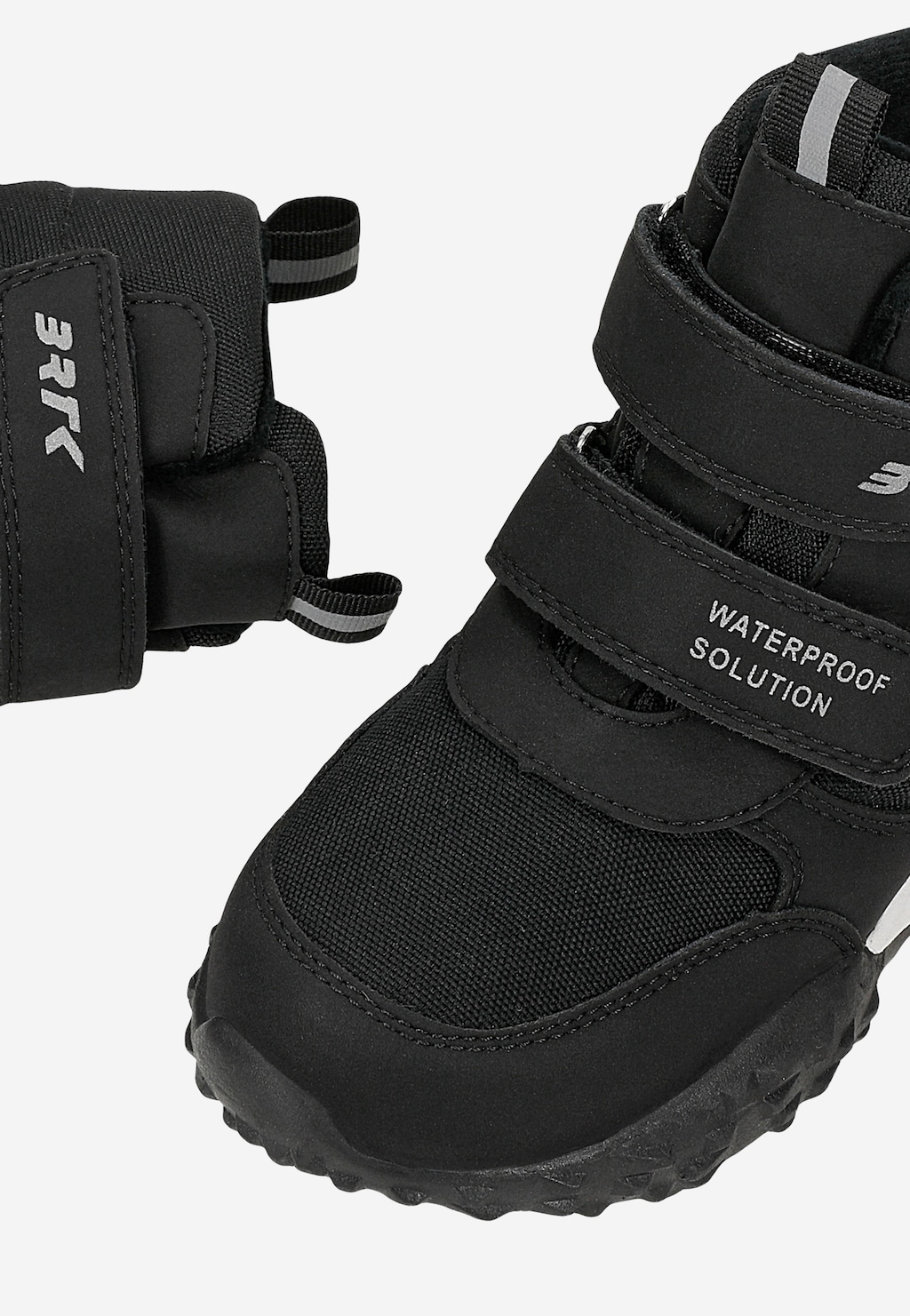 Czarne dziecięce trzewiki Bartek 84017-81 z rzepami i technologią Waterproof Solution, widok z góry na parę butów z białą podeszwą.