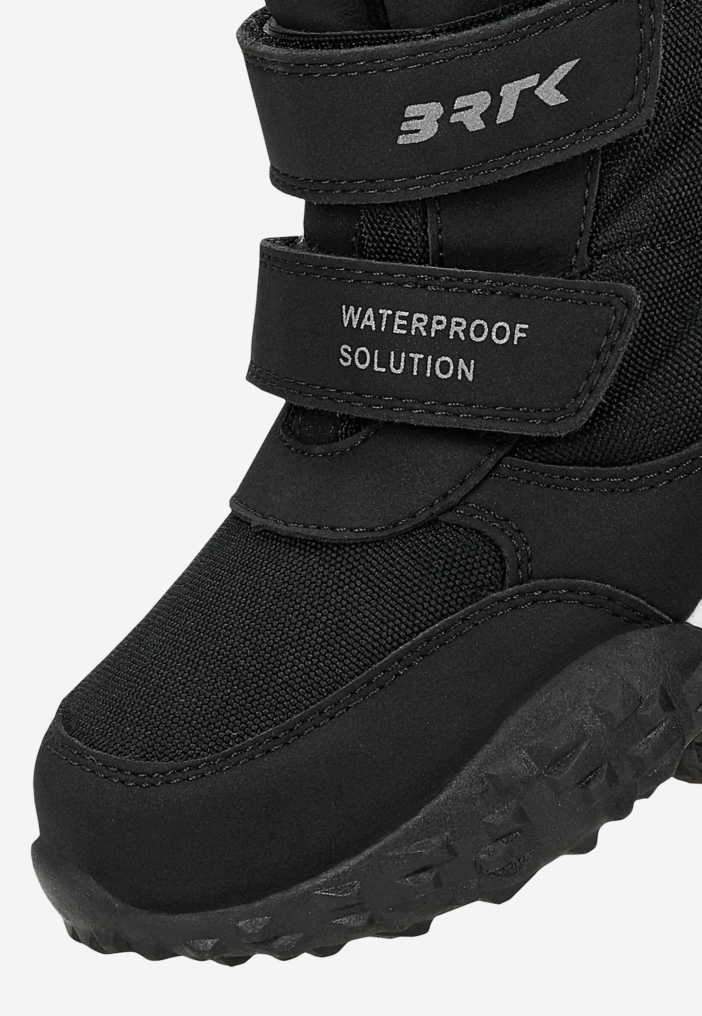 Czarne trzewiki dziecięce Bartek 84017-81 z rzepami i technologią Waterproof Solution, zbliżenie na przód buta z antypoślizgową podeszwą.