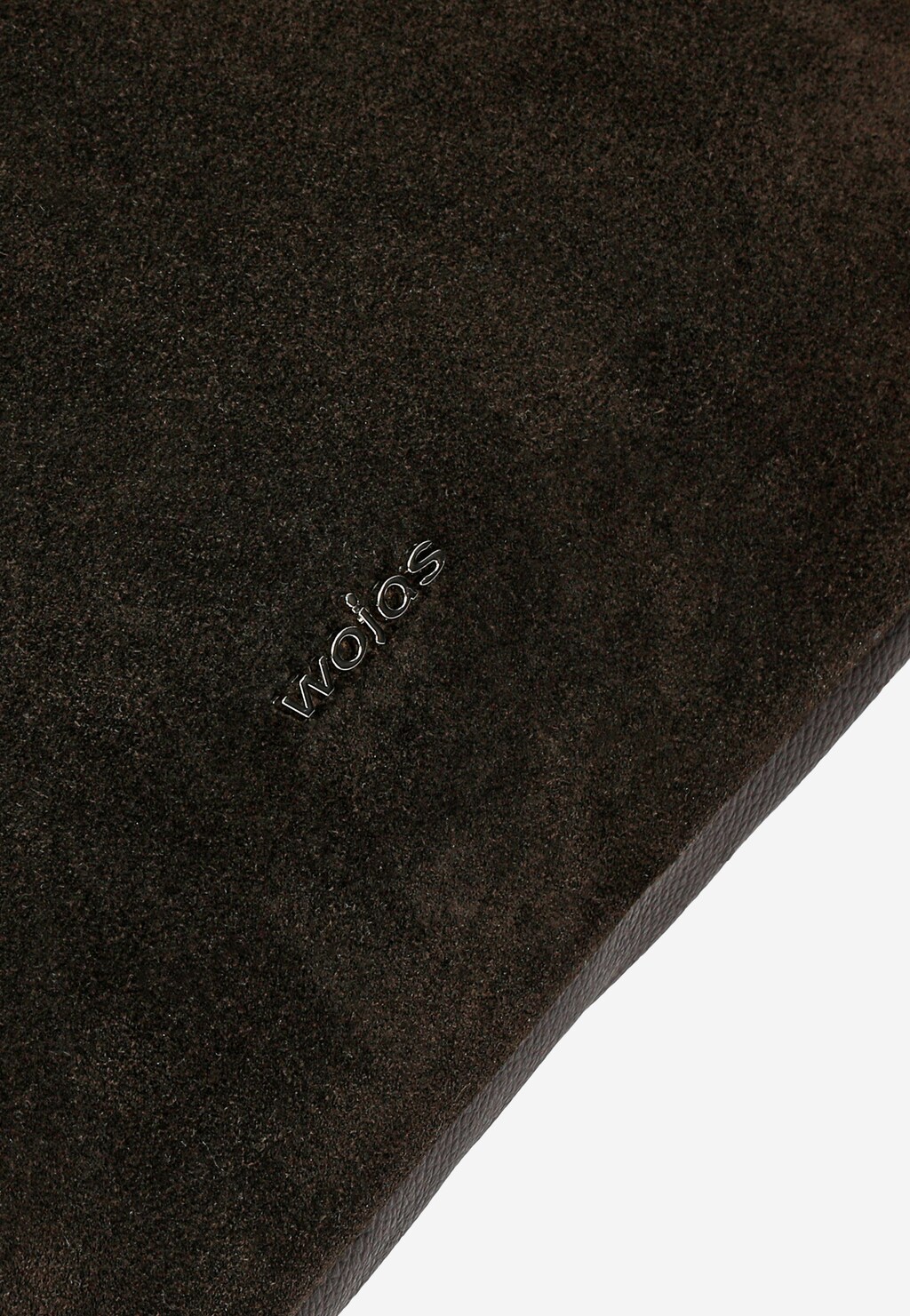 Wojas brązowa czekoladowa plecako-torba damska 2w1 model 80530-72, zbliżenie na zamszową powierzchnię z metalowym logo marki