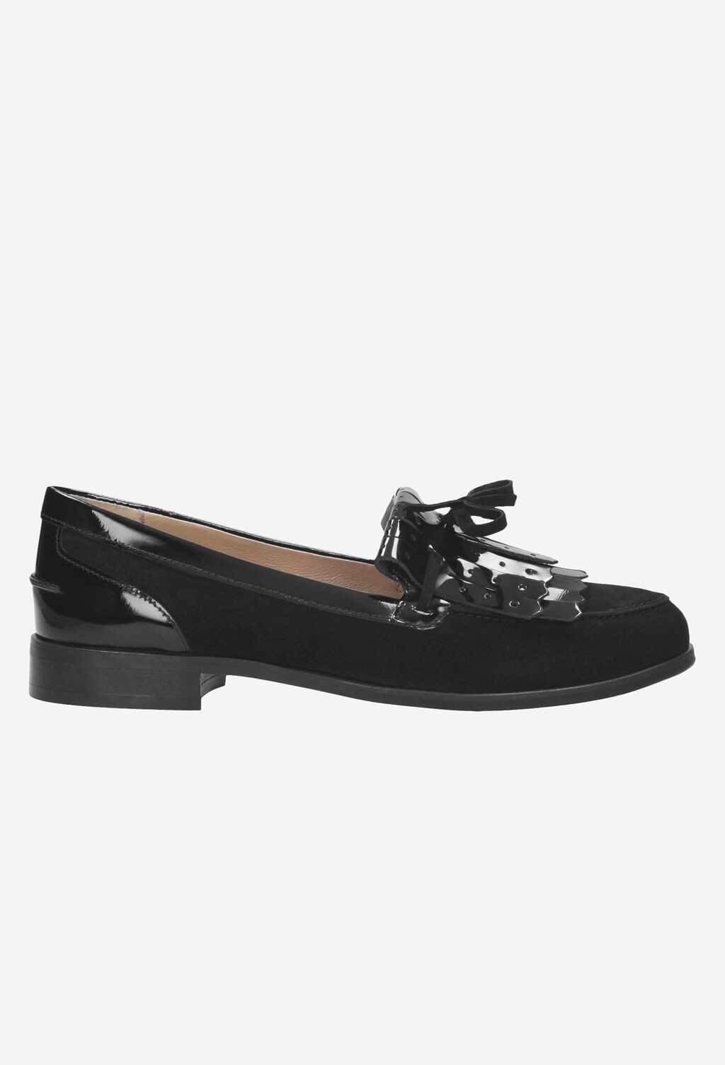 Eleganckie czarne wsuwane półbuty damskie Wojas model 9411-71 z lakierowanymi elementami i ozdobnym frędzlem z kokardką, widok z boku.