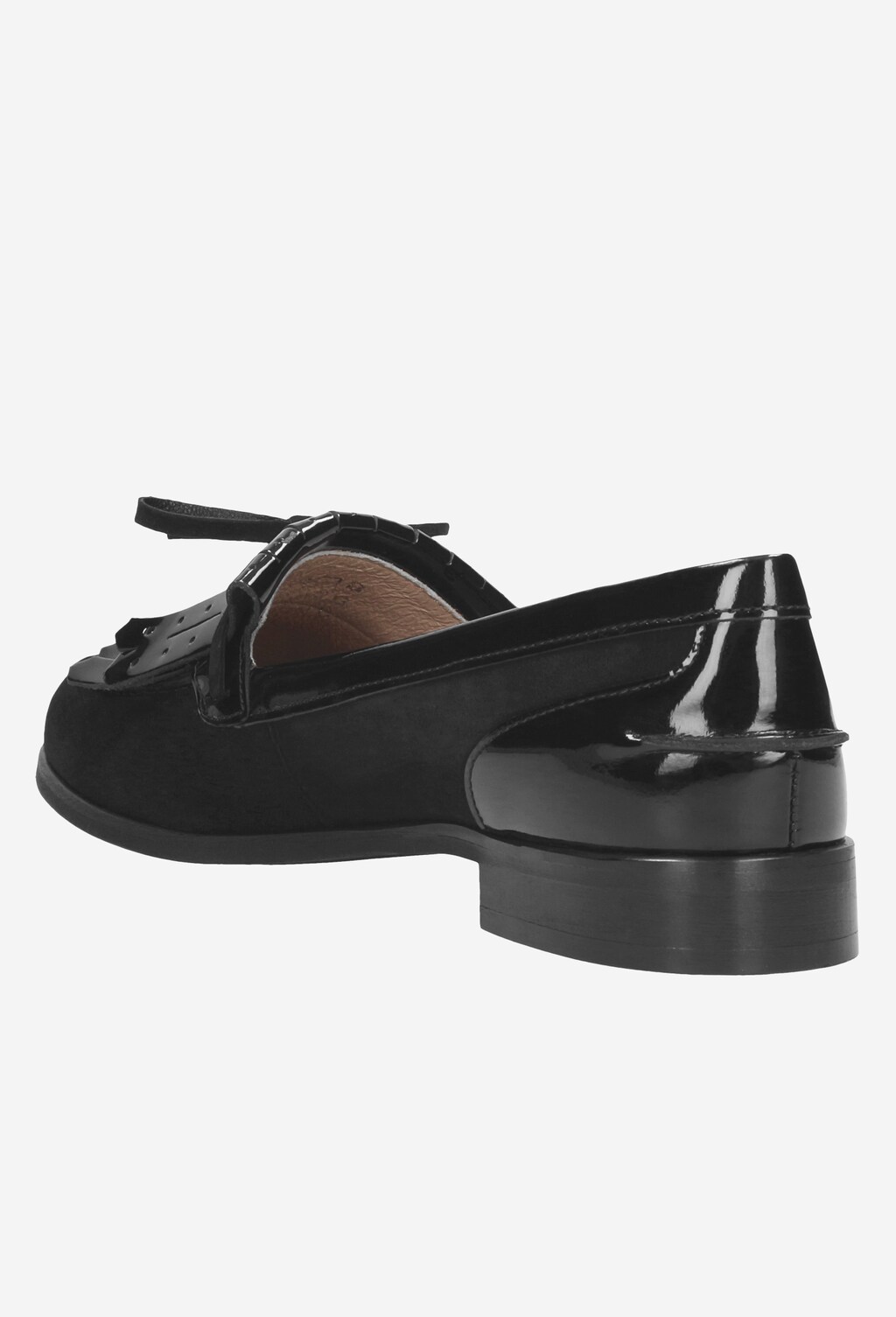 Eleganckie czarne wsuwane półbuty damskie Wojas model 9411-71 z lakierowanymi elementami i ozdobnym frędzlem na przodzie, widoczne z boku.