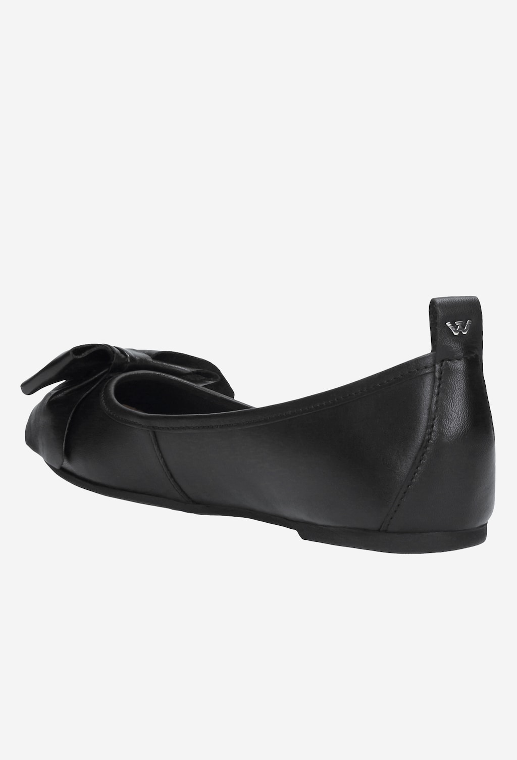 Czarne baleriny Wojas model 44007-51 ze skóry licowej z ozdobną kokardą na przodzie, widok z boku, z charakterystycznym logo W na pięcie.