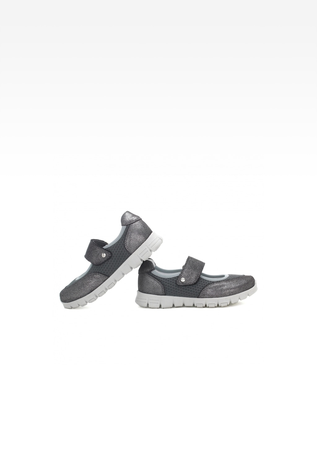 Eleganckie szare buty wizytowe Bartek W-48026/SZ/11M dla dziewcząt z zapięciem na rzep, ozdobione błyszczącym wykończeniem i elastyczną białą podeszwą.