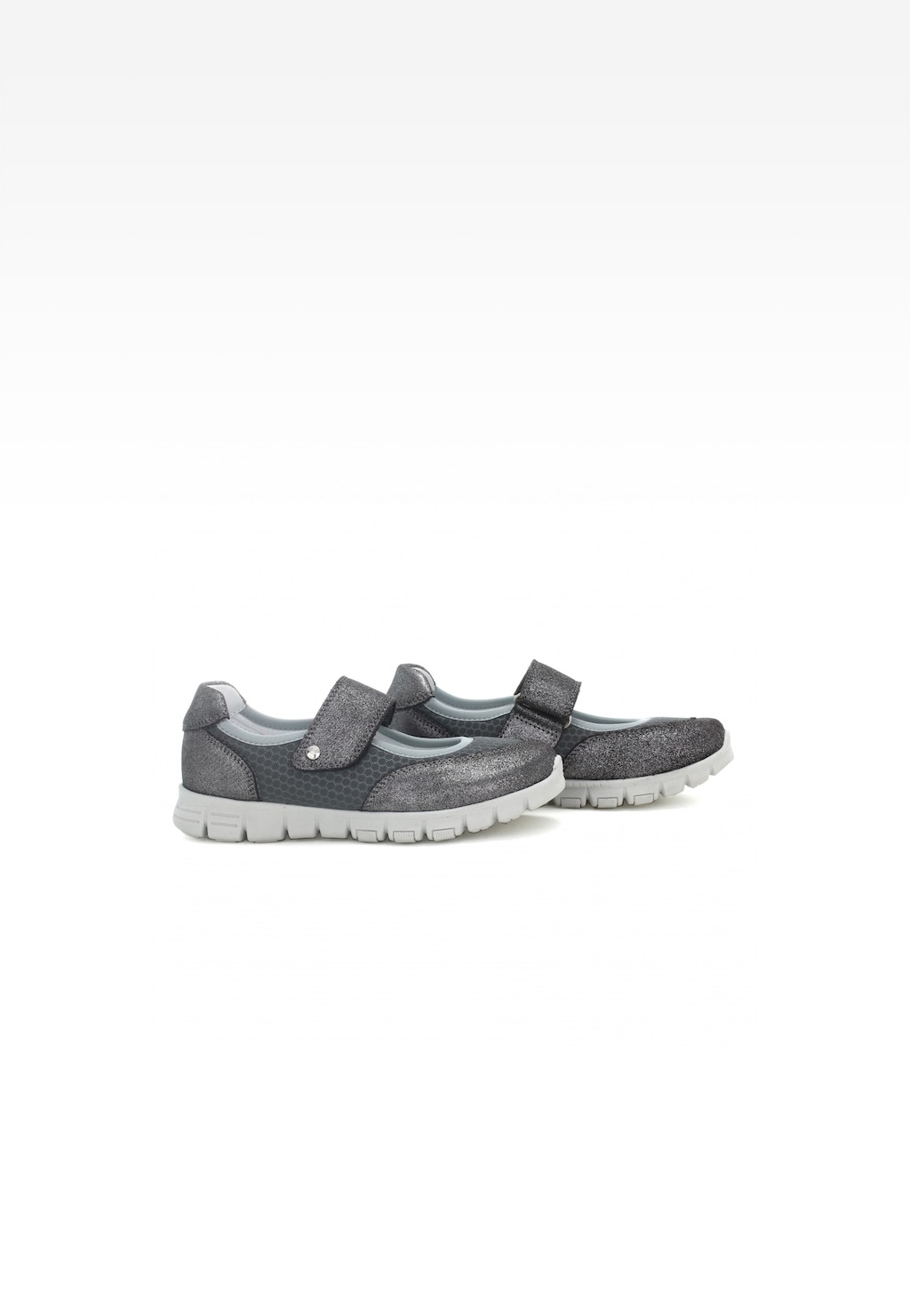 Eleganckie szare buty wizytowe Bartek W-48026/SZ/11M dla dziewcząt, z błyszczącym wykończeniem, zapinane na rzep, na lekkiej, jasnej podeszwie.