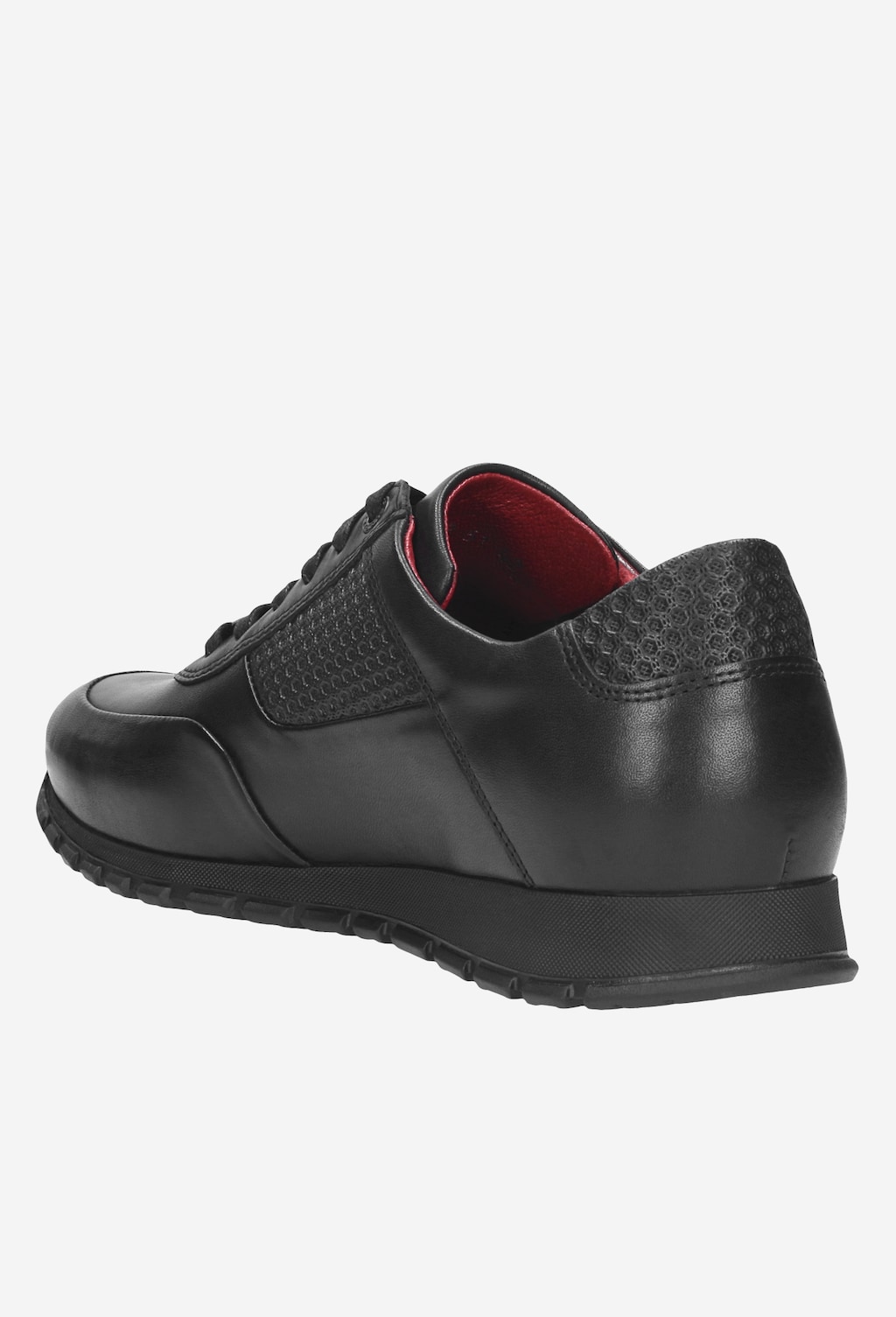 Czarne skórzane półbuty męskie Wojas model 9078-51 typu sneakers z tłoczoną fakturą, czerwoną wyściółką i sportową podeszwą, widoczne z boku.