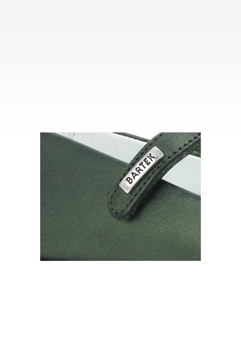 Zielone buty wizytowe Bartek W-48605/SZ/1R2 dla dziewcząt z metalową klamrą z logo marki, zbliżenie na detal paska zapięcia.