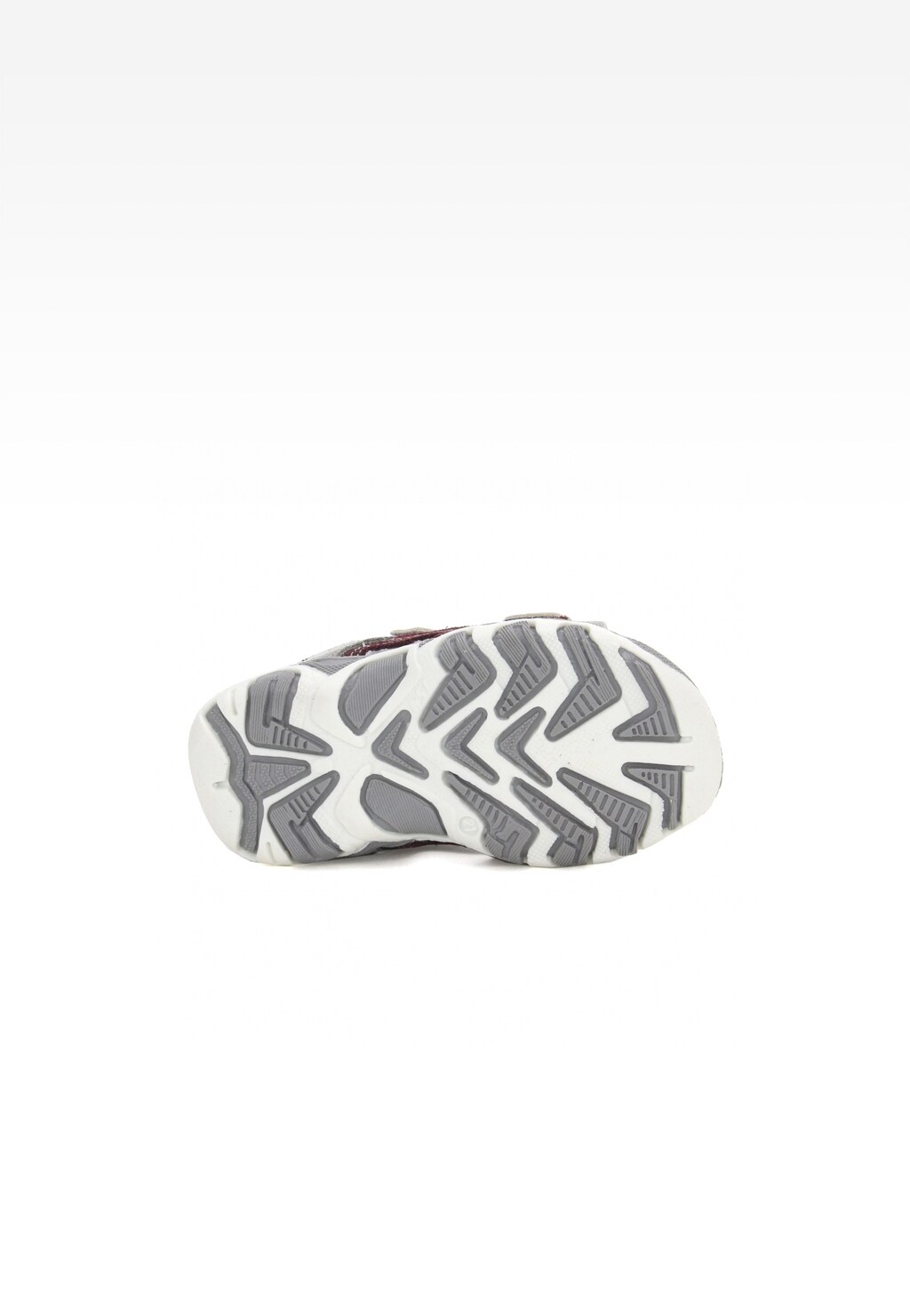 Spód podeszwy sandałów Bartek W-11848-5/MOZ dla chłopców w kolorze szaro-bordowym, z charakterystycznym wzorem bieżnika w kształcie zygzaków zapewniającym przyczepność.