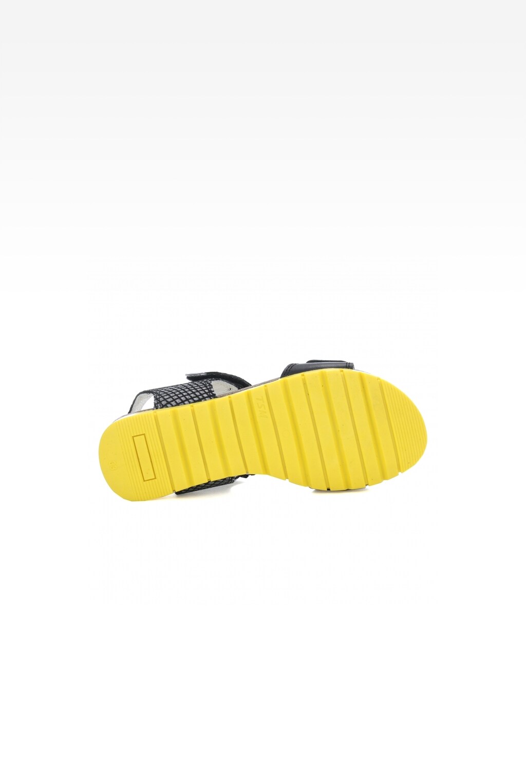 Czarne dziewczęce sandały BARTEK W-59183/1RP z charakterystyczną żółtą podeszwą, widok od spodu buta ukazujący antypoślizgowy bieżnik i rzepy do zapinania.