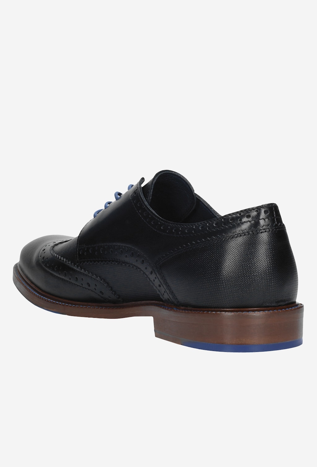 Czarne półbuty męskie Wojas model 9072-51 w stylu brogue z ozdobną perforacją, widoczne z tyłu, na brązowej podeszwie z niebieskim akcentem.