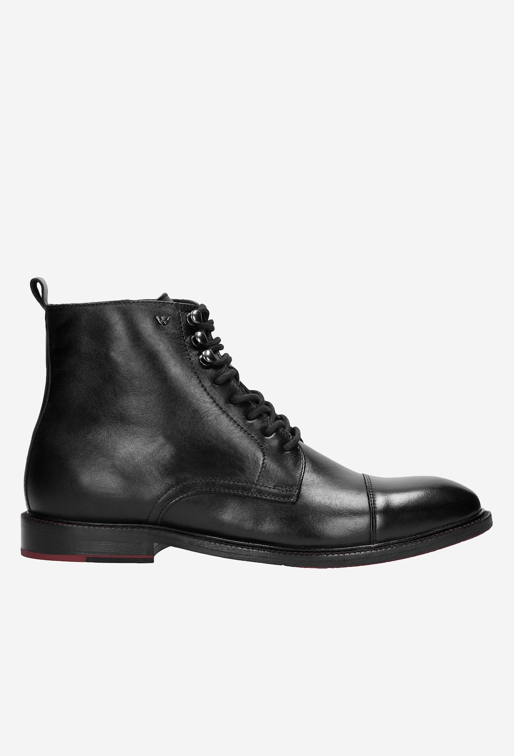 Eleganckie czarne trzewiki męskie Wojas 9171-51 ze skóry licowej z bocznym widokiem, sznurowane, z charakterystycznym logotypem W i czerwonym akcentem na podeszwie.