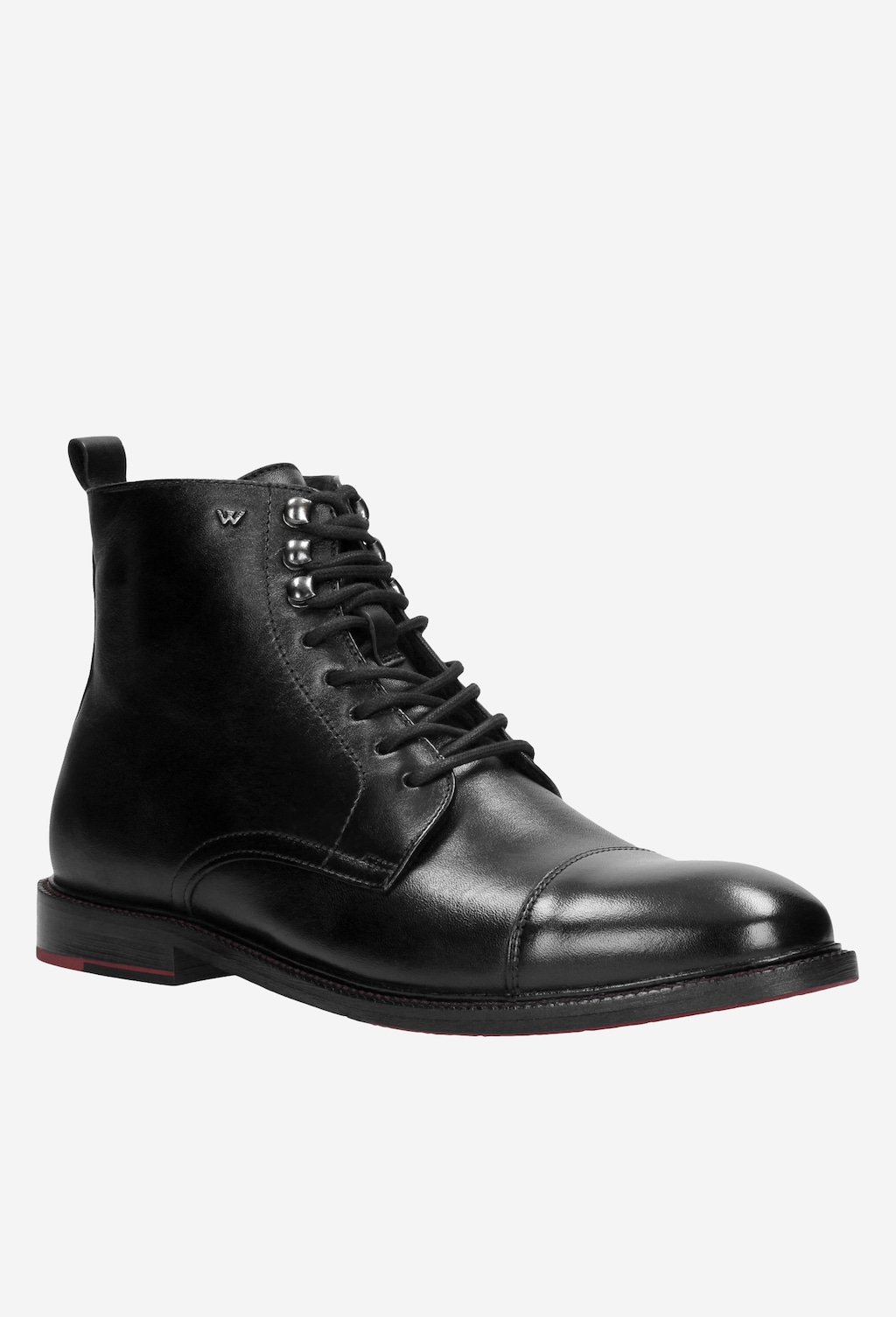 Eleganckie czarne trzewiki męskie Wojas model 9171-51 ze skóry licowej, z charakterystycznym logo, sznurowane, z czerwonym elementem na podeszwie, widok z boku.
