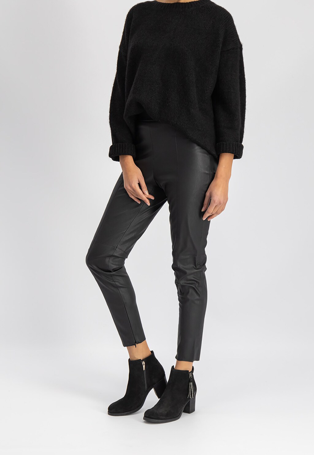 Czarne botki damskie ze srebrnymi frędzlami 6573-61 Widok 1