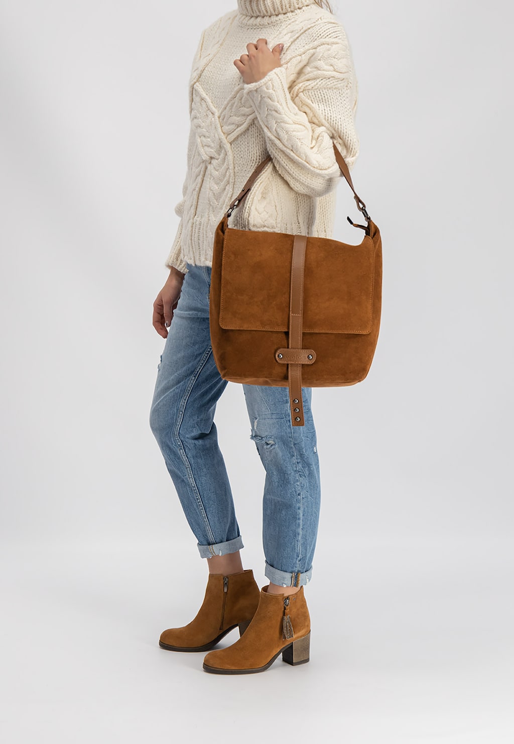 Elegancka duża torebka Wojas model 9857-73 z łączonych skór w brązowym kolorze, prezentowana na osobie w kremowym swetrze, jeansach i brązowych botkach na obcasie.