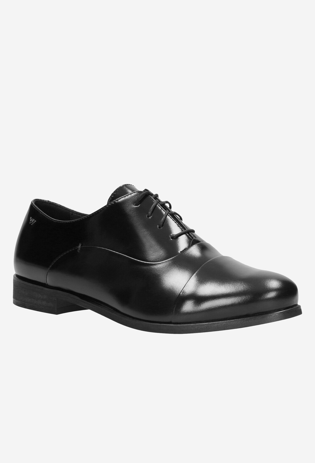 Eleganckie czarne półbuty damskie Wojas 46002-51 z połyskującej skóry, ze sznurowaniem, widocznym przeszyciem na czubku i niskim obcasem, idealne do stylizacji formalnych.