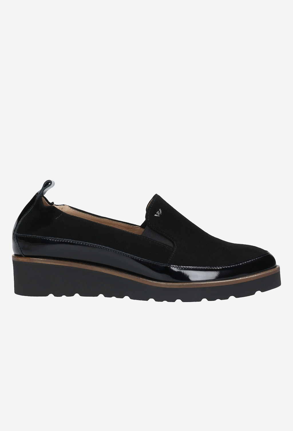 Czarne wsuwane półbuty damskie Wojas 46008-71 z łączonych skór, widok z boku, z charakterystyczną platformą i dekoracyjnymi przeszyciami, na kontrastowej podeszwie.