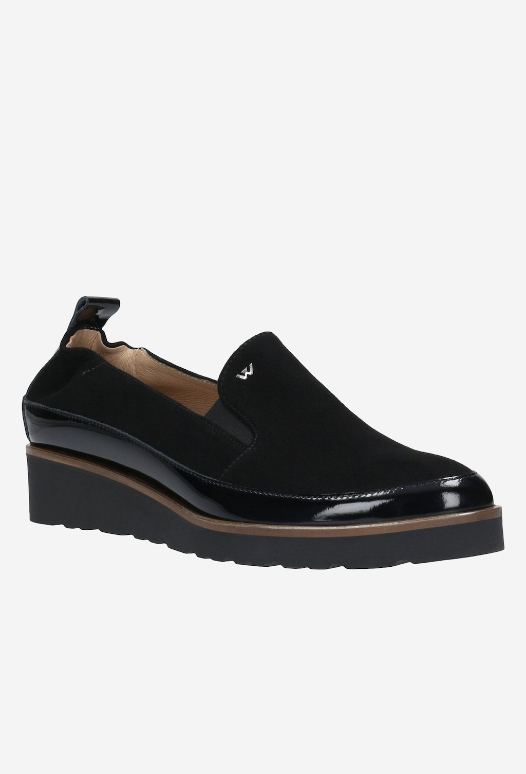 Czarne wsuwane półbuty damskie Wojas 46008-71 z łączonych skór, z charakterystycznym logo na przodzie, na koturnie z brązowym wykończeniem i kontrastującą podeszwą.