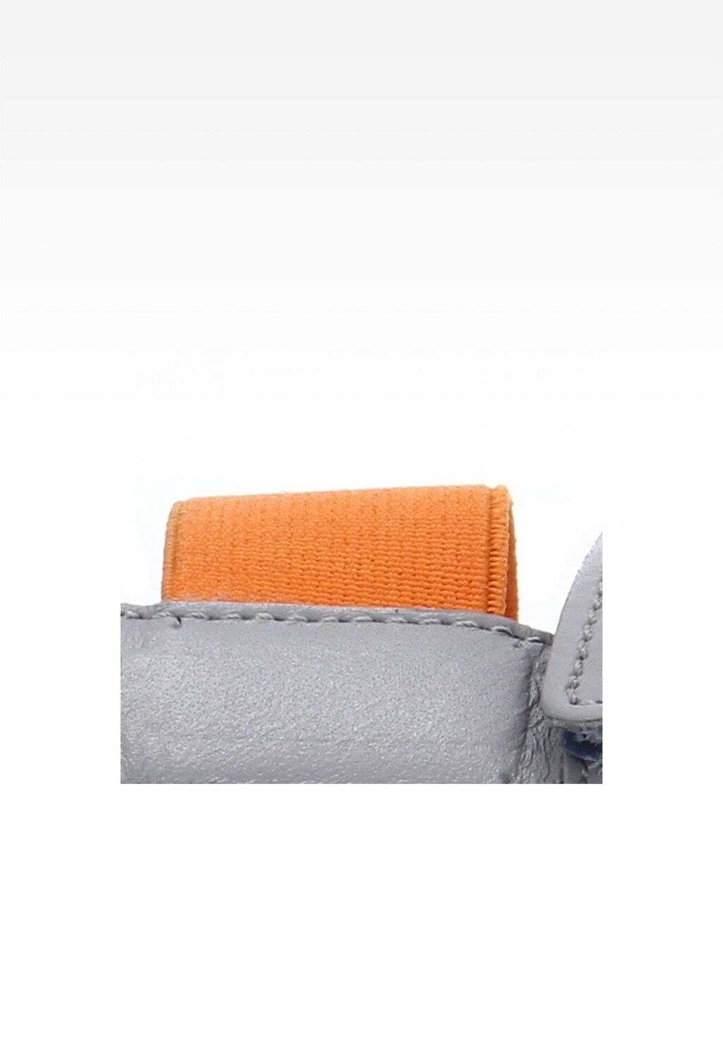 Zbliżenie na szare skórzane sandały dziewczęce Bartek T-16181/N16 z pomarańczowym elastycznym paskiem, ukazujące detale wykończenia i zapięcia.