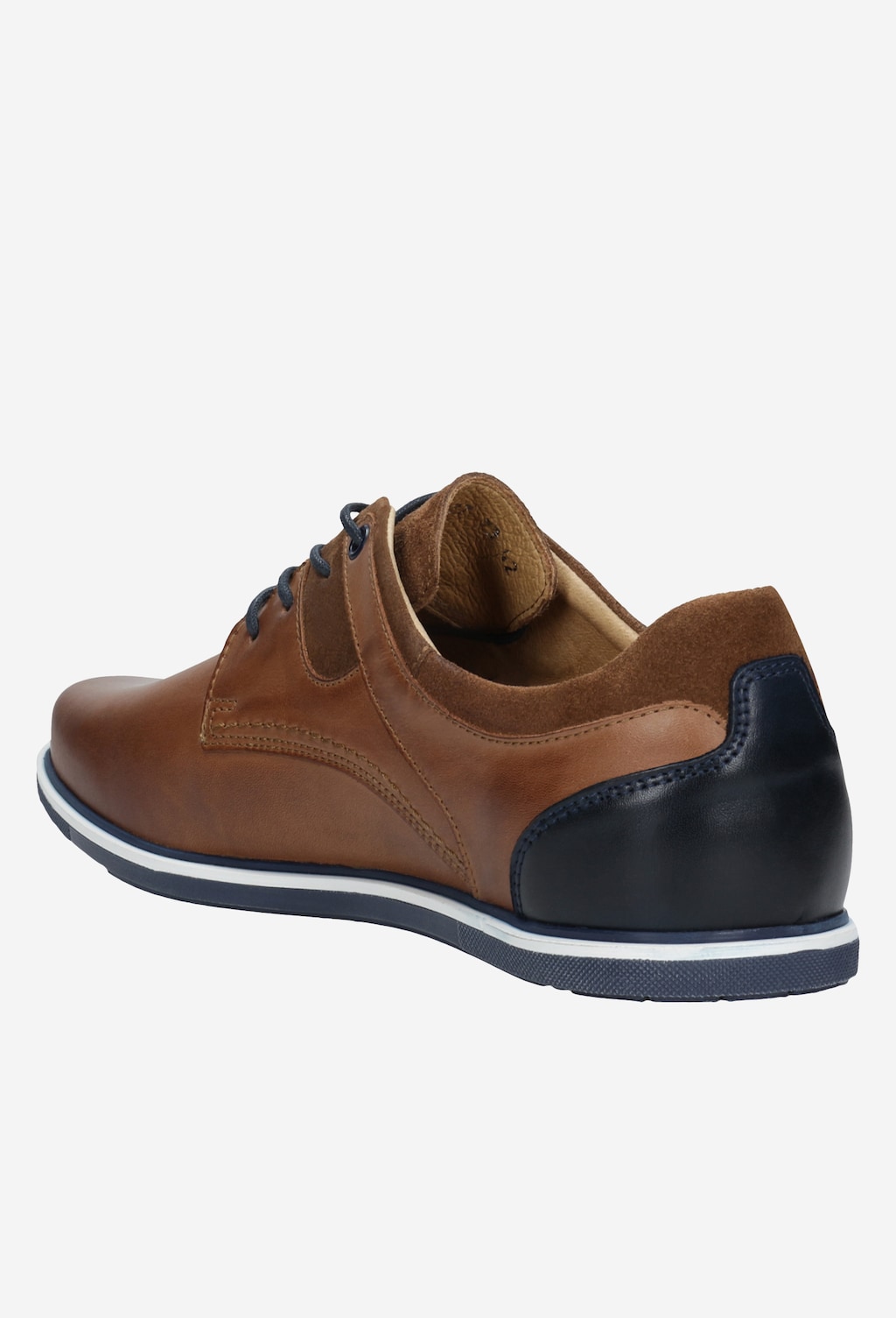 Eleganckie brązowe półbuty męskie Wojas model 10027-73 z charakterystyczną granatową wstawką na pięcie i biało-granatową podeszwą, widok z boku.