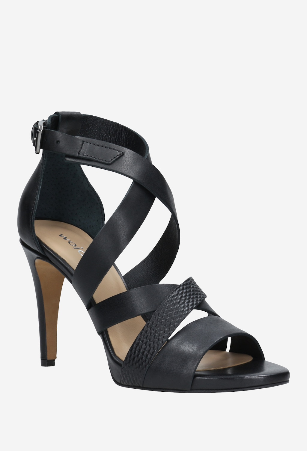 Czarne eleganckie sandały damskie Wojas 76045-51 na szpilce z krzyżującymi się paskami, teksturowaną wstawką i klamrą przy kostce, z brązową podeszwą.