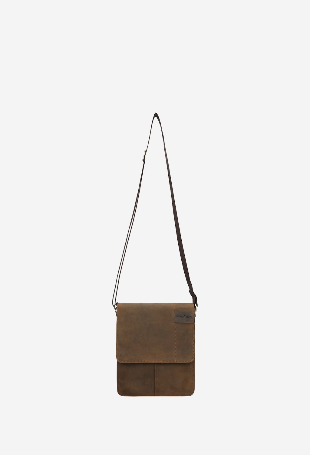 Mała brązowa torba męska Wojas 80043-92 ze skóry crazy horse z klapą, widoczna z przodu, zawieszona na długim regulowanym pasku na ramię.