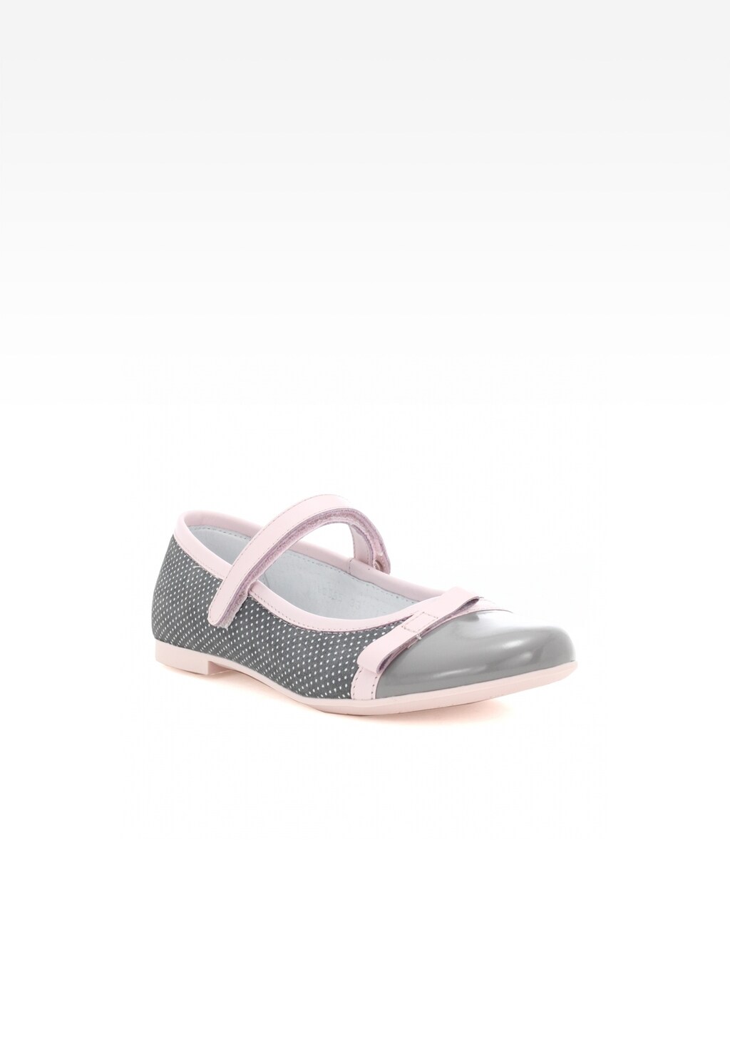 Dziewczęce buty komunijne Bartek T-18655/1G7 w szaro-różowym kolorze, z perforowaną cholewką, paskiem na rzep, lakierowanym noskiem i delikatną różową lamówką.