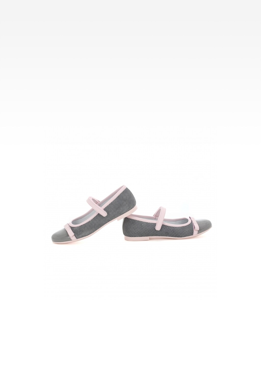 Eleganckie dziewczęce balerinki komunijne Bartek T-18655/1G7 w szaro-różowym kolorze z perforowaną teksturą i różowymi paseczkami zapinającymi na rzep.