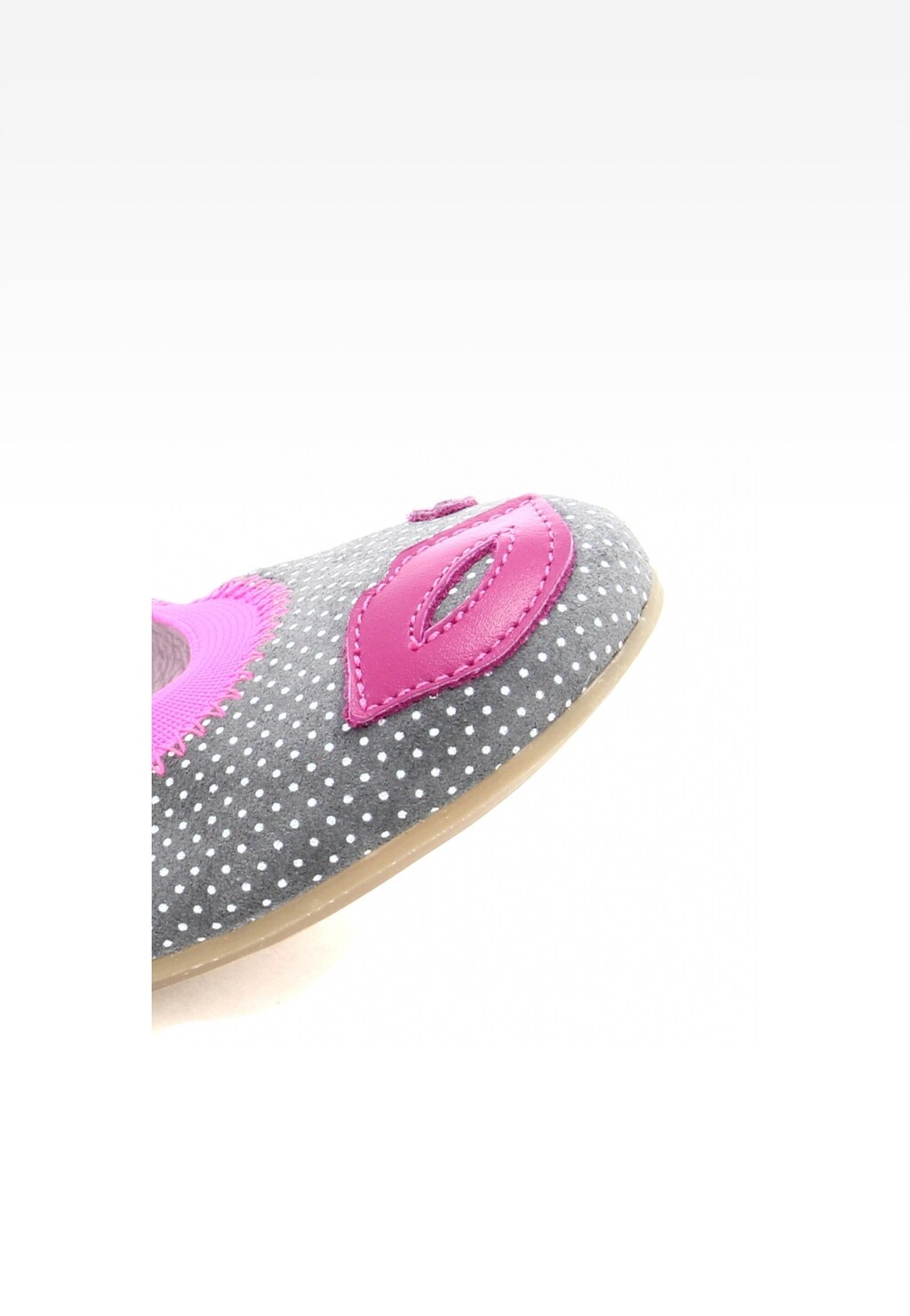 Dziewczęce buty wizytowe Bartek T-18654/1FX w kolorze szarym w białe kropki z różowymi detalami, widok z przodu ukazujący ozdobny element i fakturę materiału.