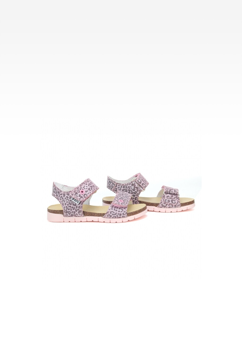 Różowe sandały dziewczęce BARTEK W-76183/BBK z panterowym wzorem, zapinane na rzepy, z korkową wkładką i jasnoróżową podeszwą, pokazane z boku.