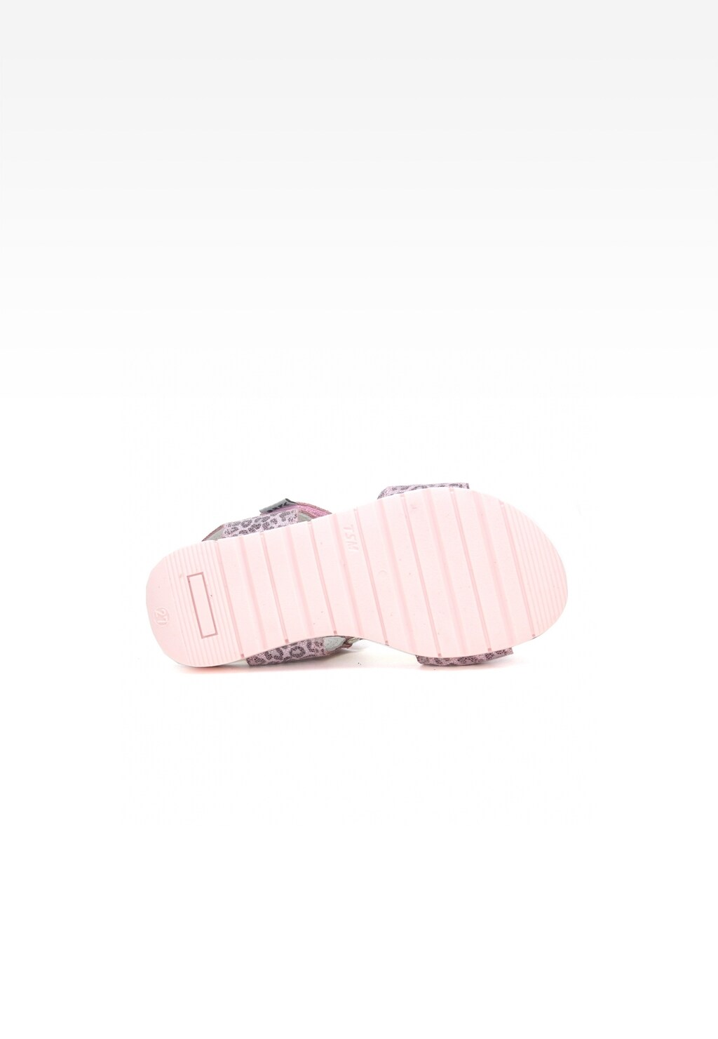 Podeszwa różowych sandałów dziewczęcych Bartek W-76183/BBK z widocznym wzorem panterki na pasku. Widok od spodu obuwia pokazuje jasnoróżową, żebrowaną podstawę.
