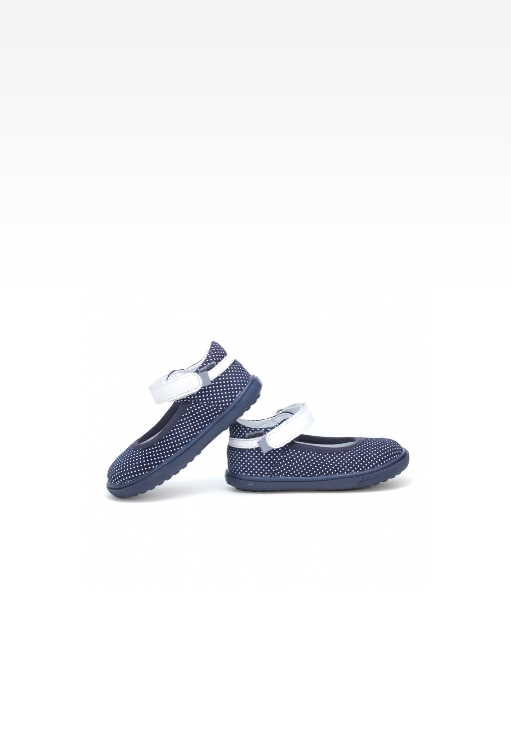 Granatowe buty wizytowe Bartek W-71831/FOW dla dziewcząt z białymi kropkami i zapięciem na rzep, widok z boku przedstawiający parę eleganckich bucików dziecięcych.