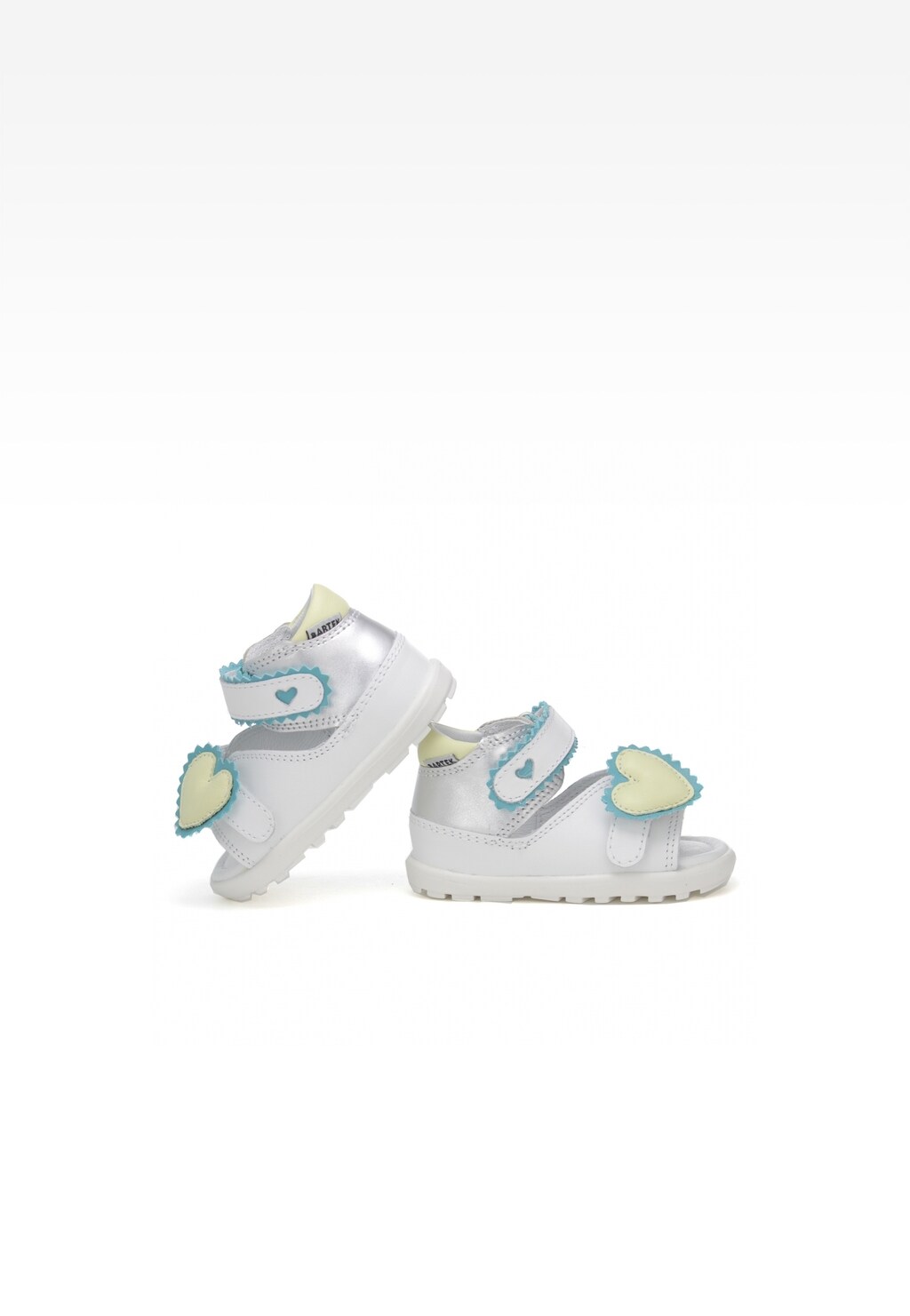Białe buciki Bartek Mini first steps W-71181/SPX dla dziewczynki z błękitnymi paskami zapinającymi na rzep i ozdobnymi serduszkami, idealne do pierwszych kroków.