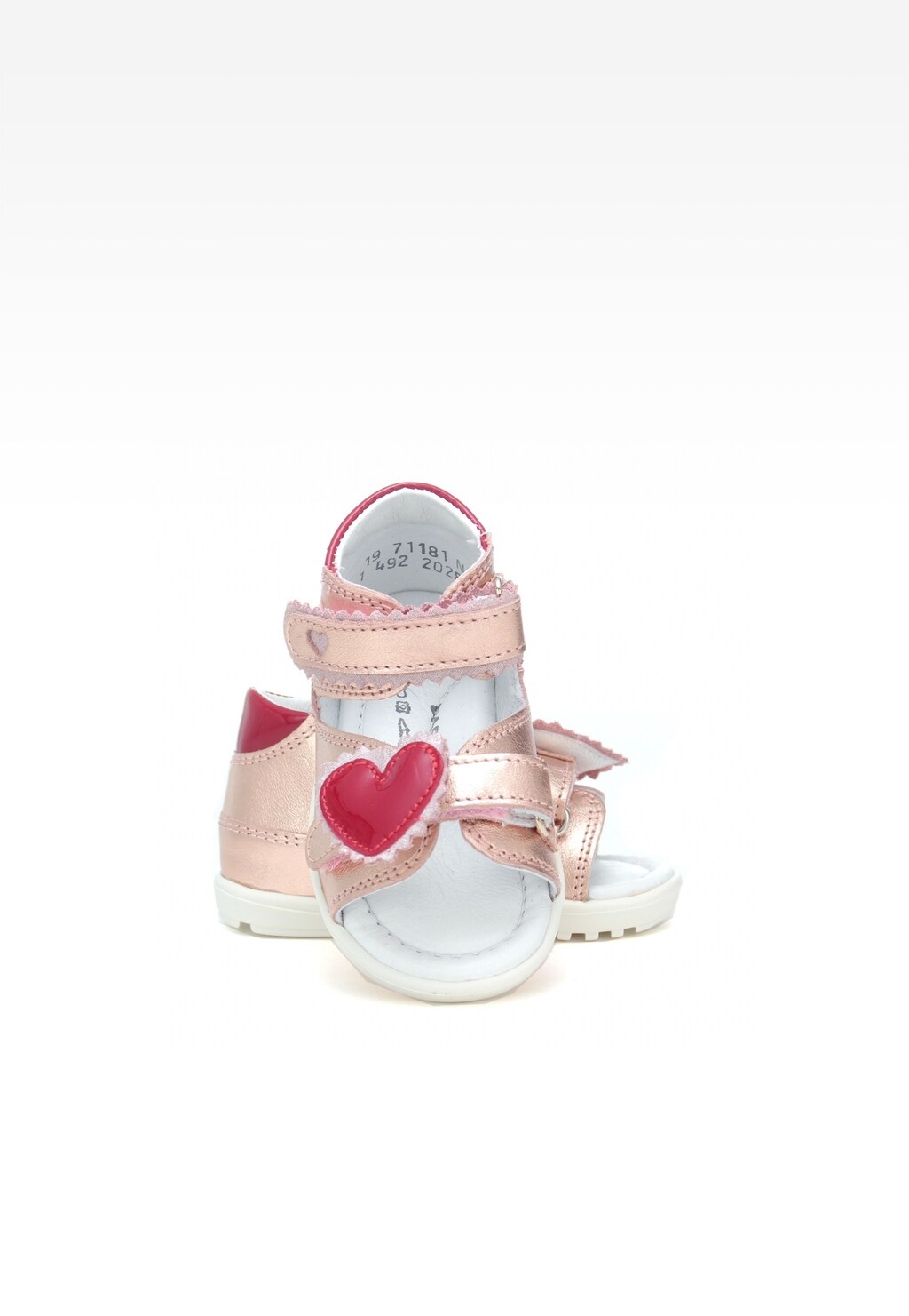 Różowo-złote sandałki dziecięce Bartek Mini first steps z ozdobnym czerwonym sercem, zapinane na rzepy, idealne do nauki chodzenia. Model W-071181/NRG II dla dziewcząt.