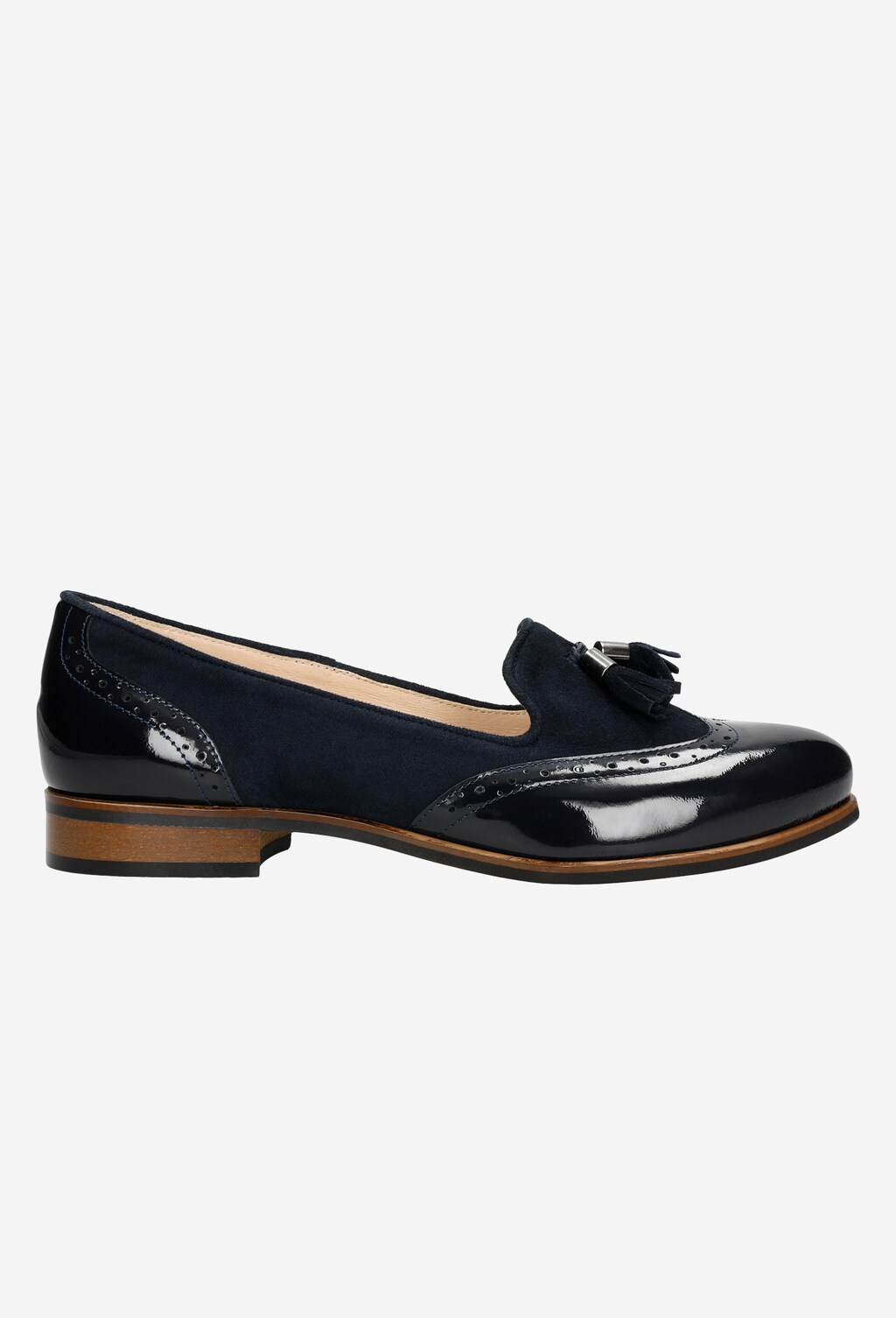 Granatowe wsuwane lordsy damskie Wojas model 46039-76 z ozdobnymi frędzlami, łączące lakierowaną skórę i zamsz, na niskim obcasie, z widoczną drewnianą podeszwą.