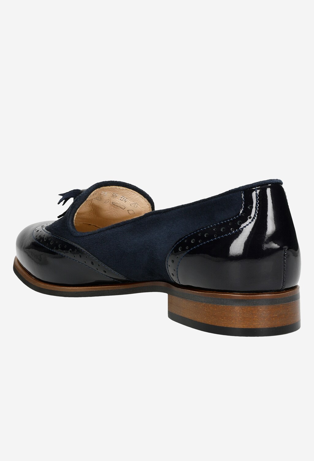 Granatowe lordsy damskie Wojas 46039-76 z widocznym tyłem buta, łączące elementy lakierowane i zamszowe, z ozdobnymi perforacjami i drewnianym obcasem.