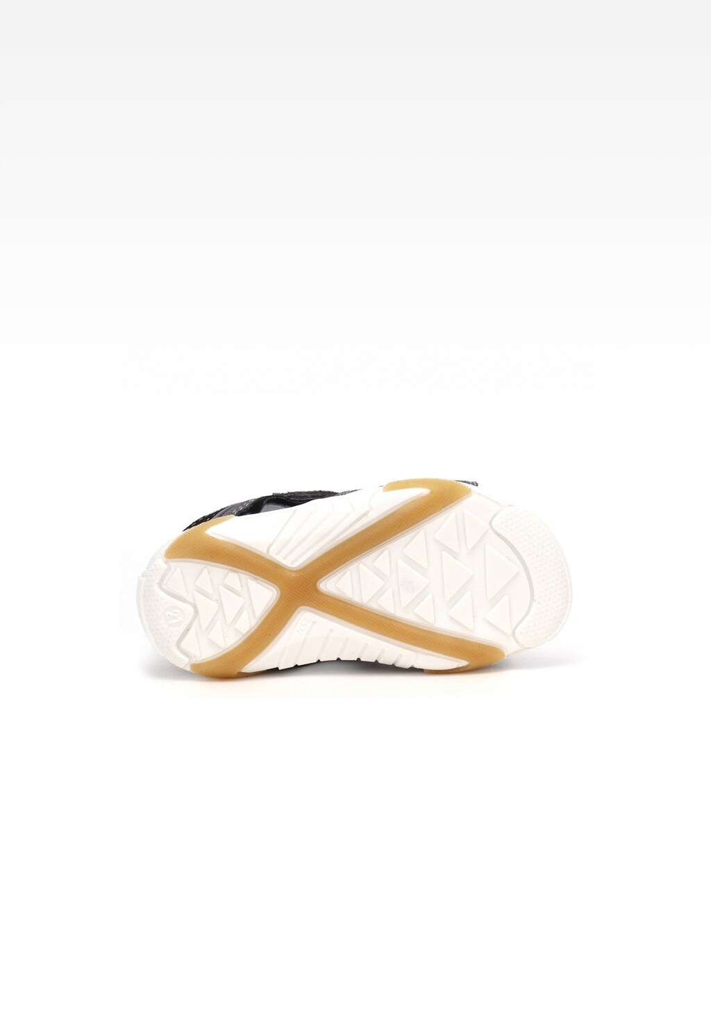 Podeszwa sandałów dziecięcych Bartek T-71188/W35 dla chłopców w kolorze szaro-czarnym z charakterystycznym wzorem bieżnika i miodowymi elementami zwiększającymi przyczepność.