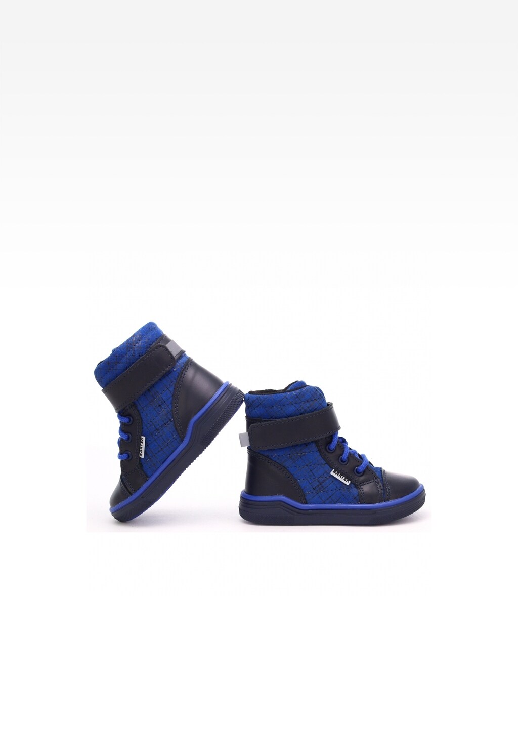 Trzewiki ocieplane Bartek 1075-CHEP dla chłopców w niebiesko-granatowym kolorze, z rzepem i sznurówkami, pokazane z boku, idealne na zimę, z ociepleniem i wzmocnioną podeszwą.