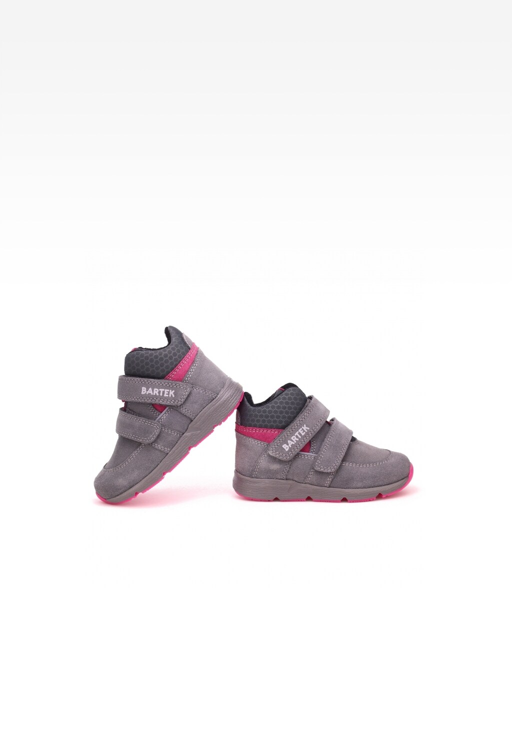 Szaro-różowe trzewiki ocieplane Bartek 1090-GR9P dla dziewcząt z rzepami, widoczne z przodu. Buty zimowe łączą szarą cholewkę z różowymi akcentami i logo marki na zapięciu.